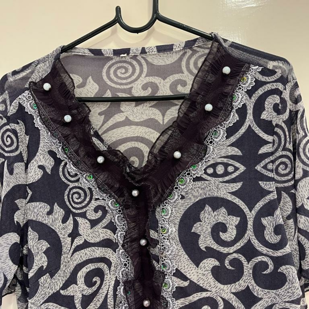 Purple lace top with pearl detailing - Picture 7 of 15